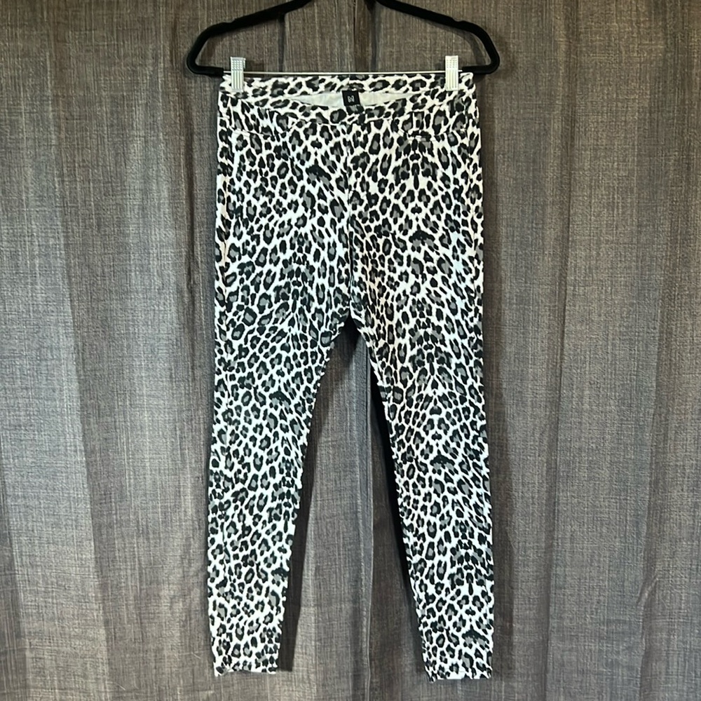 Hue pull on skinny leg jeggings size medium leopard black and white wash
